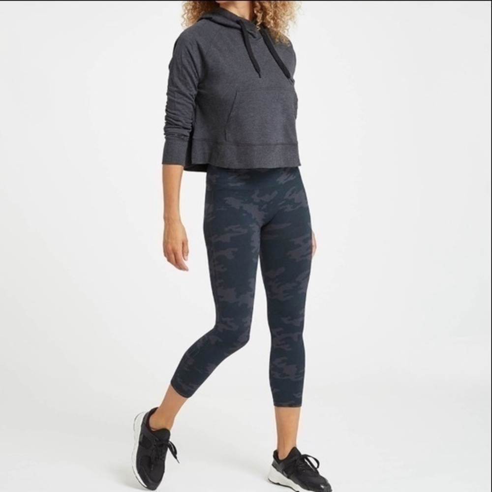 Spanx Look at Me Now Seamless Cropped Leggings
Black Camouflage Camo size Medium